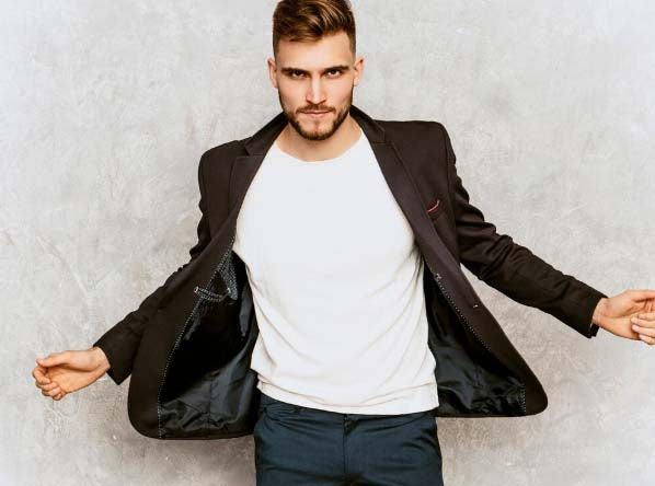 Como usar camiseta básica com estilo? Confira nossas dicas!