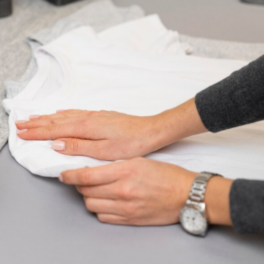 Como dobrar camiseta? Conheça 4 maneiras!