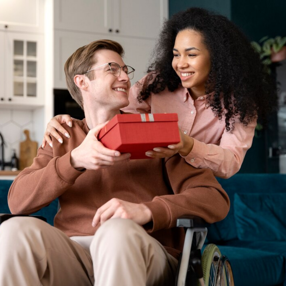 Mulher dando presente para o namorado