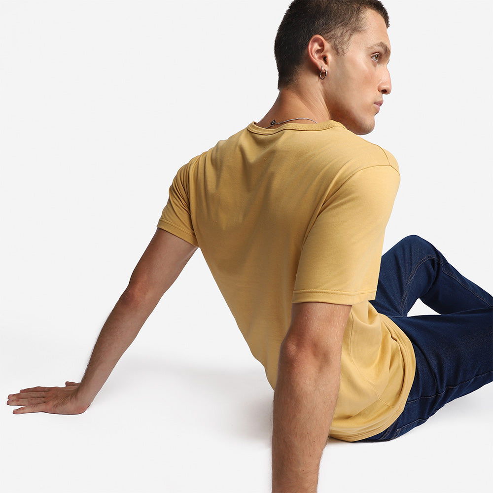 Camiseta Básica Gola V Masculina - Amarelo Mel