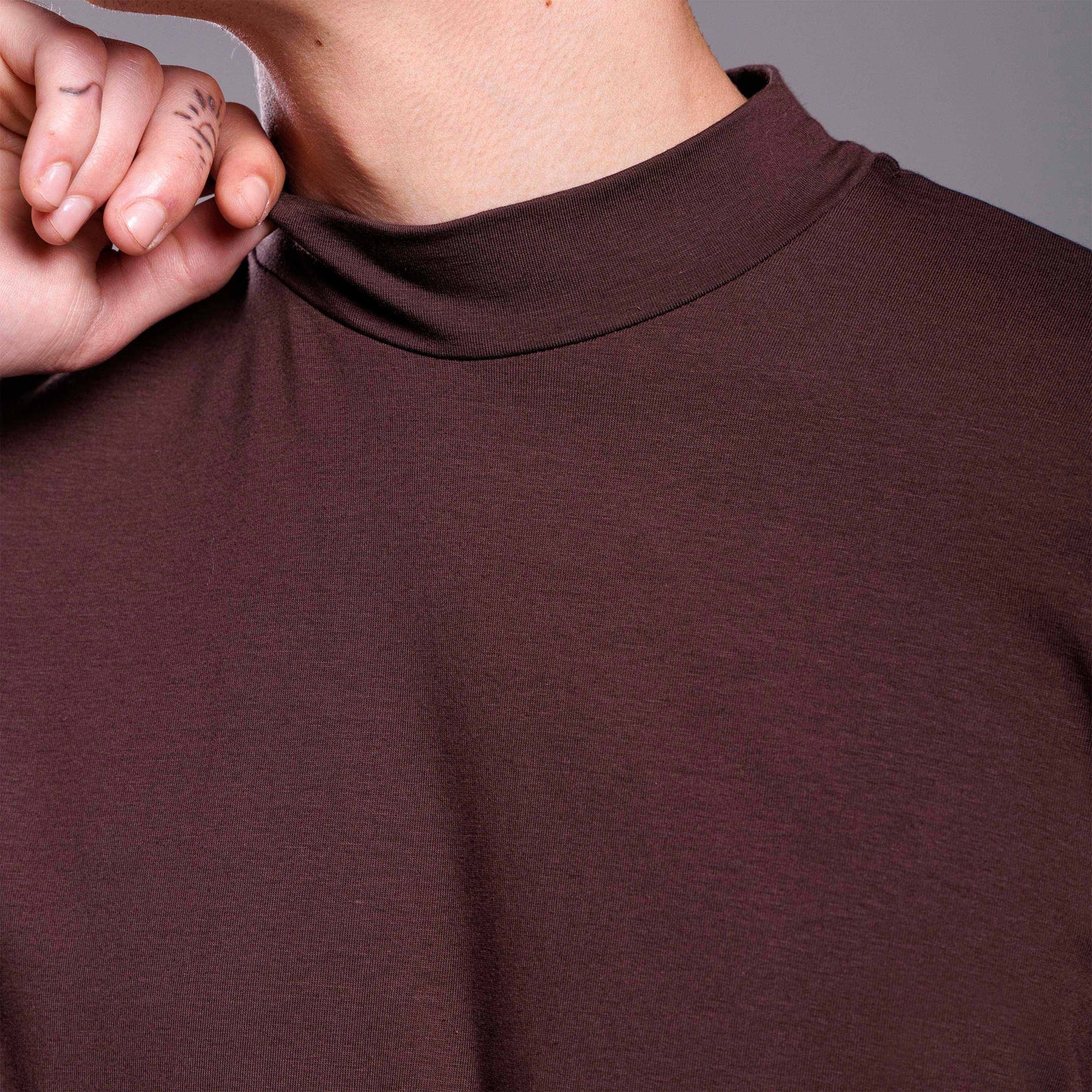 Tech T-Shirt Comfort Anti Odor Gola Alta Masculina - Marrom