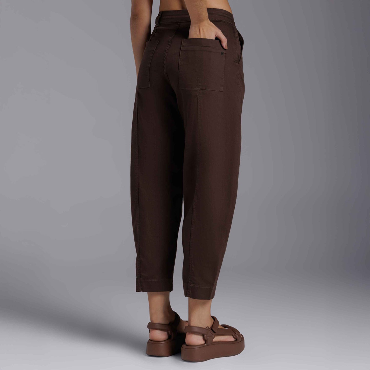 Calça Barrel Tech Flex Feminina - Marrom