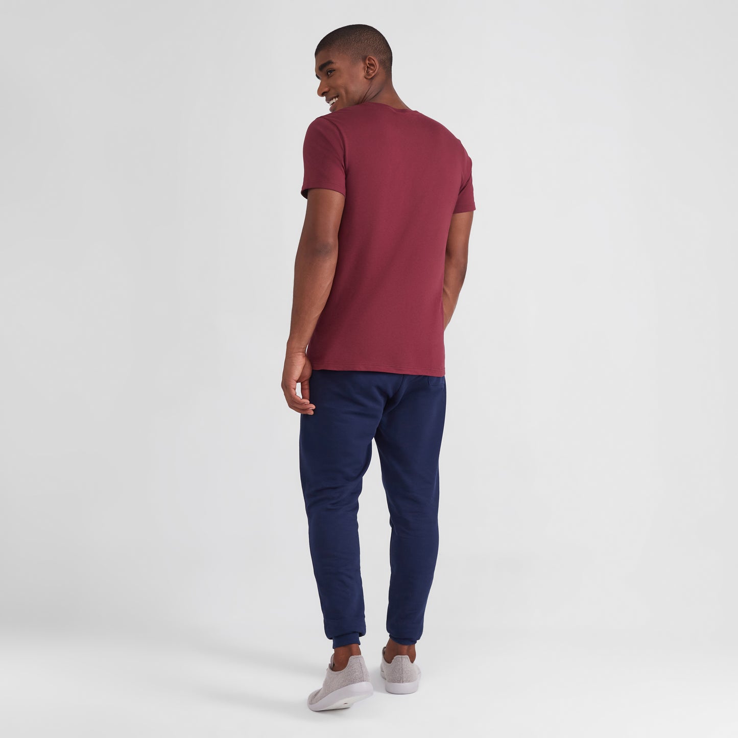 Camiseta Básica Gola V Masculina - Vermelho Vinho