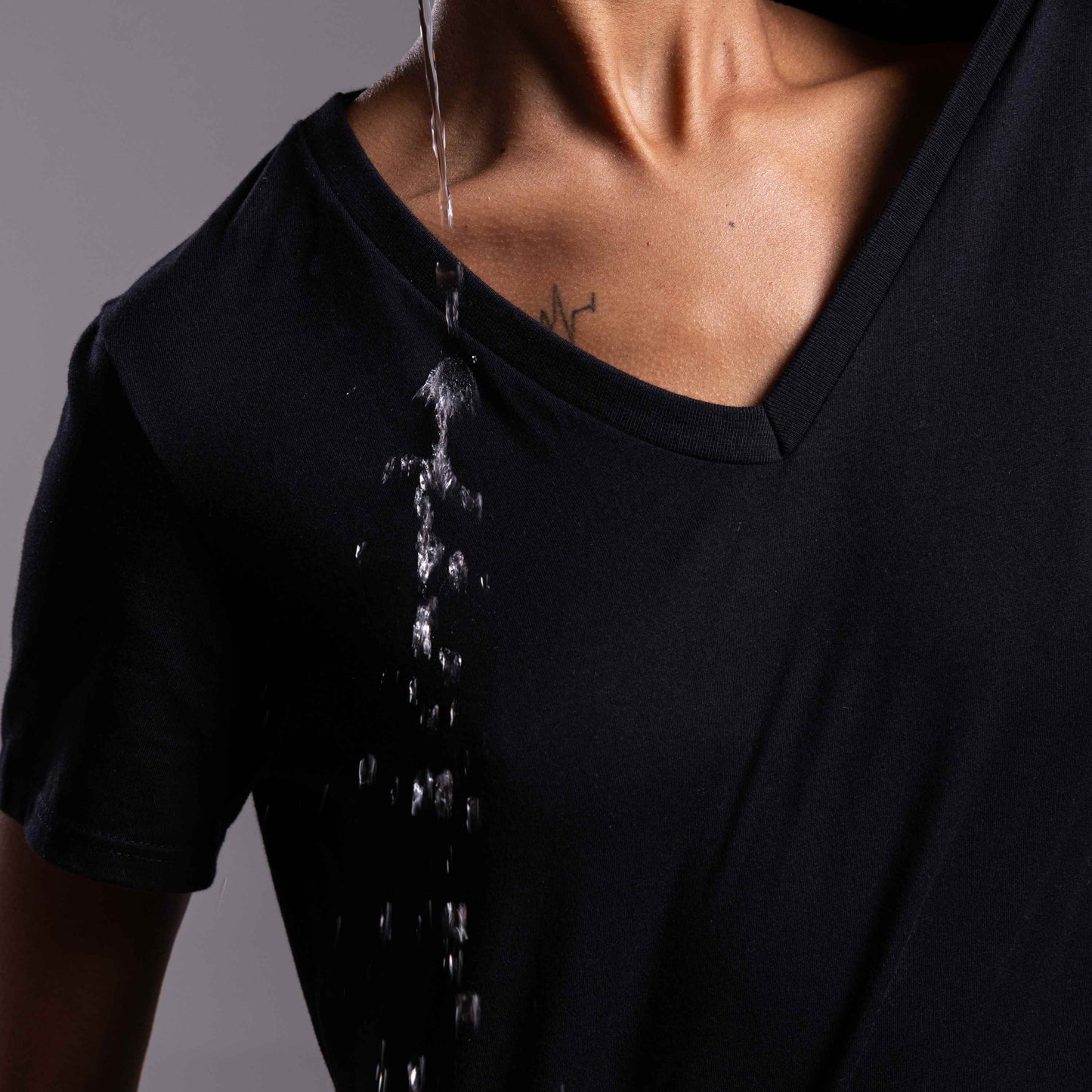 Tech T-Shirt Impermeável Gola V Feminina - Preto