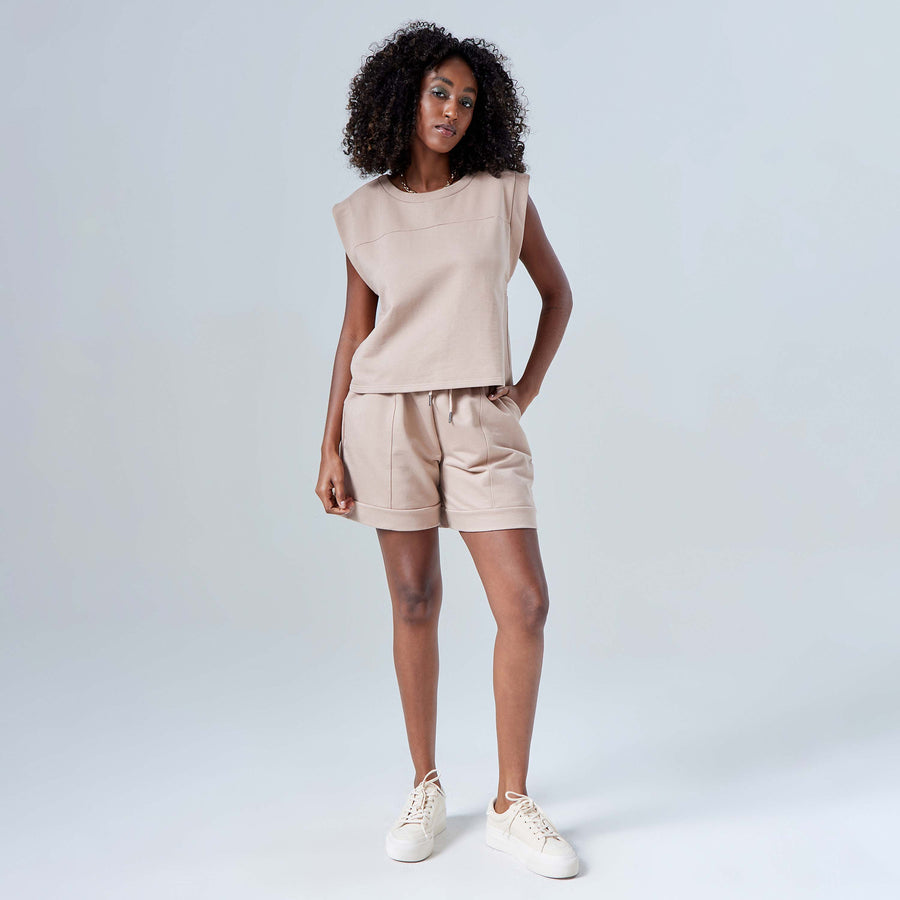 Shorts Moletom Tech Impermeável Friso Feminino - Bege Amêndoa