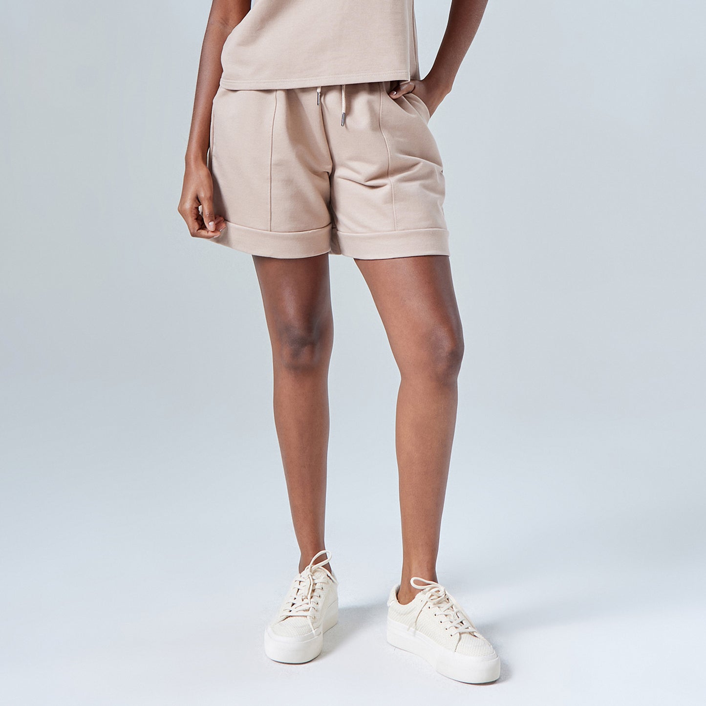 Shorts Moletom Tech Impermeável Friso Feminino - Bege Amêndoa