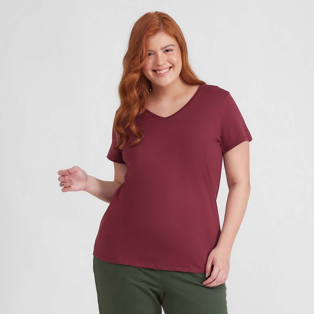 Camiseta Básica Gola V Plus Size Feminina - Vermelho Vinho